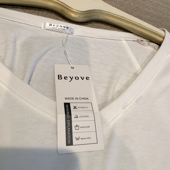 Beyove brand Size XL white with floral sleeves. - Picture 7 of 7